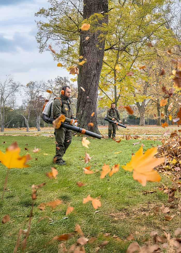 Deux hommes avec des souffleurs de feuilles